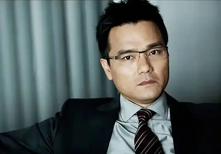 原创林家栋拍戏出意外为保护小孩严重受伤动弹不得已紧急送医治疗