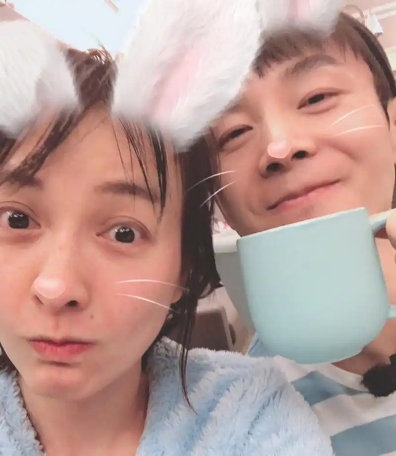 吴昕穿家居服晒素颜自拍,头发油腻不顾形象,还没有旁边沈凌精致