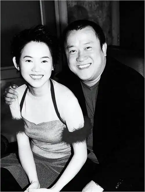 曾志伟十分疼爱他的孩子,特别是女儿曾宝仪.