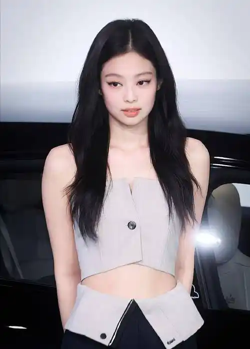 作为"人间水蜜桃"的jennie,不显年龄的圆脸甜美可爱,配上自然蓬松的