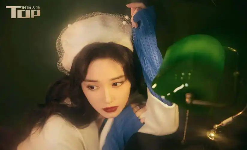 蒋依依港风芳华大片,穿鎏金吊带高开叉裙秀美腿 性感撩人 风情妩媚