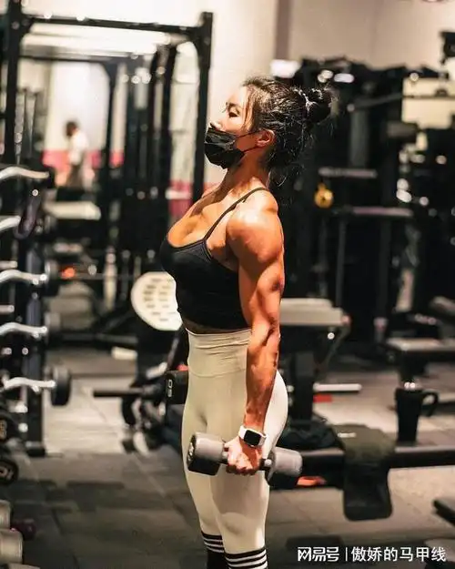 女教练比基尼秀身材却被批色情穿这么少给谁看