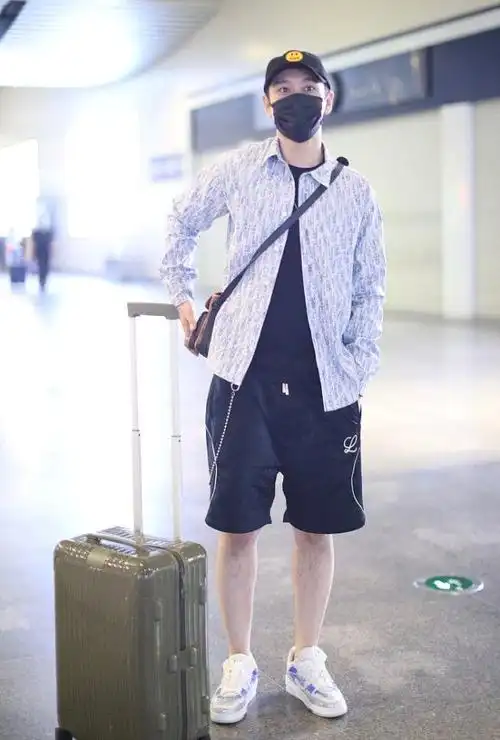 黄晓明打造文艺范短裤造型帅气十足不穿老爹鞋反而更有魅力