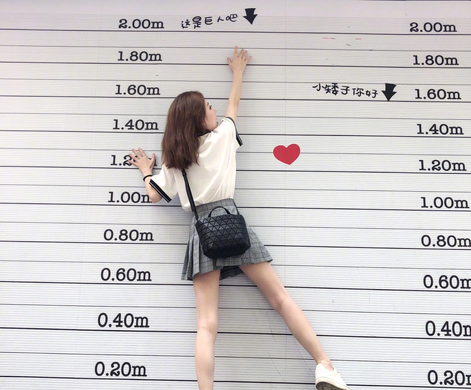 冯提莫气场全开一米八,晒照片暴露真实身高,变相欺负观众都近视