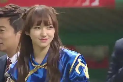 在海边的照片中,程潇身穿白色比基尼,毫不吝啬地展示着自己的姣好身材