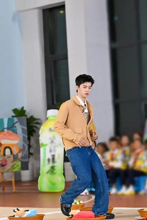 10准时锁定#奔跑吧#,观看时请务必牢记老板@范丞丞adam0616的口号