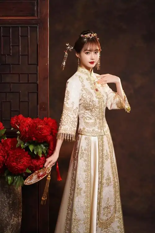 随着人们需求的变化,不断出现了香槟色,蓝色,金色等颜色的秀禾服,每一