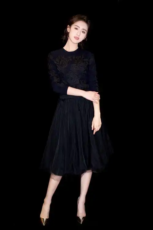 袁冰妍亮相品牌活动 温婉简约不失可爱个性