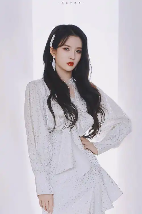 出生于广东省深圳市,中国流行乐女歌手,韩国女子演唱组合gugudan成员