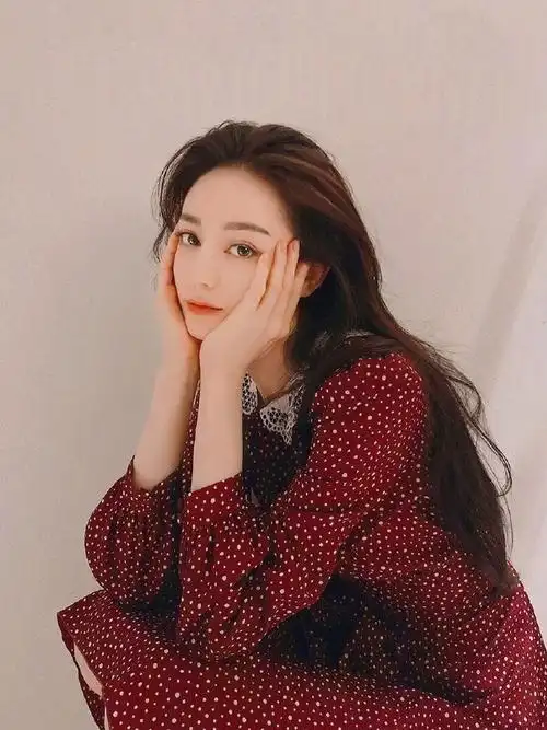 迪丽热巴照片有热带鱼表情