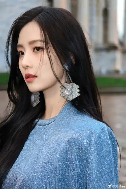 刘诗诗拍的凌霄花##刘诗诗侧颜气质#刘诗诗今日份营业96这个侧脸绝