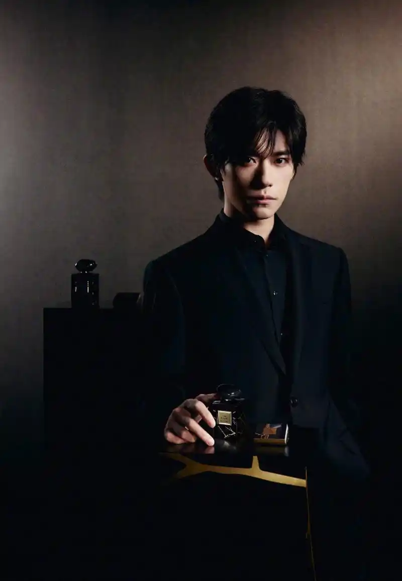 9799  易烊千玺的最新大片出炉啦!