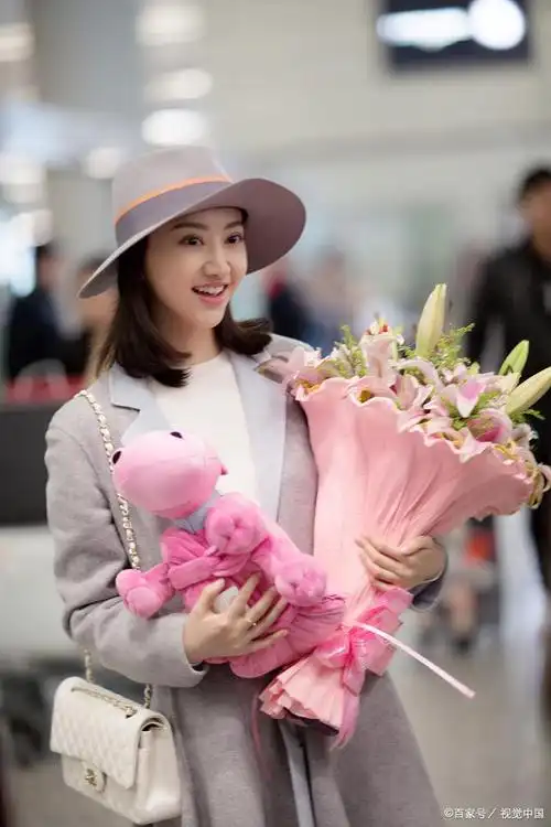 2004年,16岁的景甜乘坐着豪车9988离开学校,从此没有再回去上课.