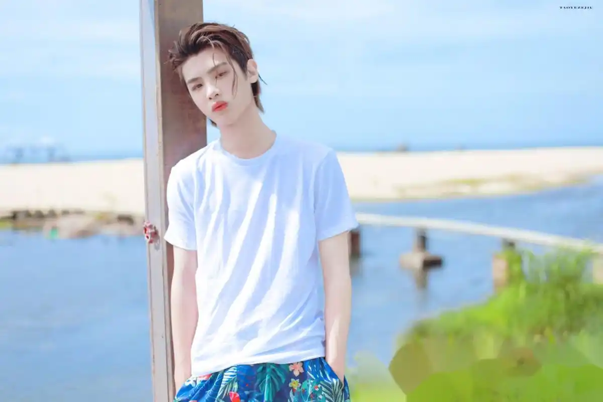 黄明昊 海边,贝壳,沙滩,还有清爽的少年,是夏天独有的清爽 小贾早安jj