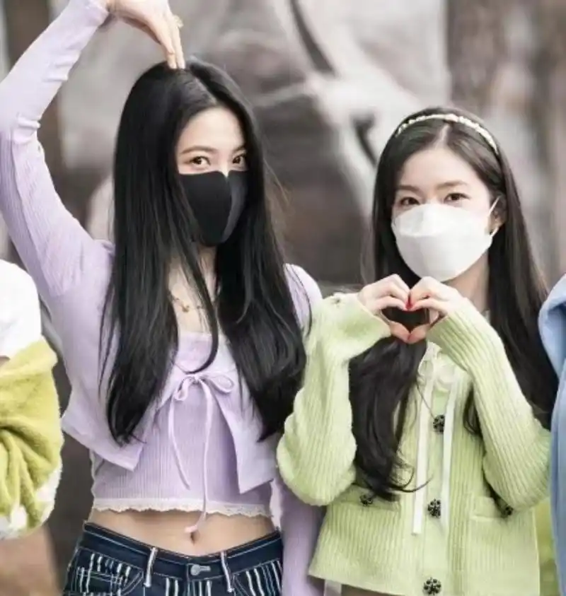 哈哈,执着于比心却被"同床异梦",裴珠泫yeri默契感暂时缺失了[笑哭]