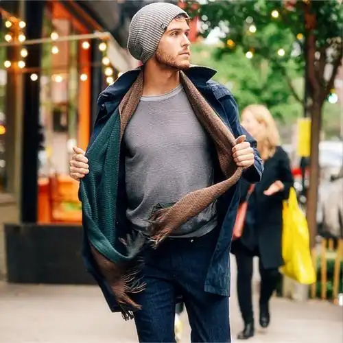 如果你生性豪爽,就可以双手把围巾和外套都揪住,然后再往前走的同时