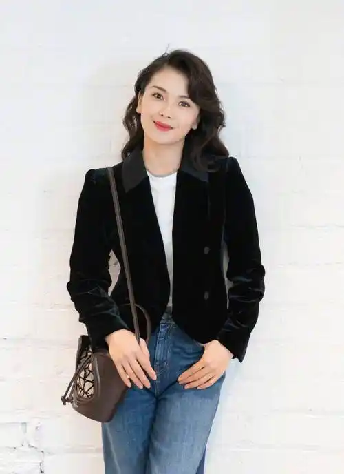 刘涛发布黑丝绒短西装造型随拍 优雅大方气质绝佳_运动鞋_牛仔裤_水桶