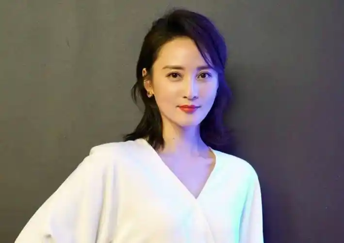 蒋勤勤近照变化太大,瘦得差点认不出,尝试减龄齐刘海却得反效果_照片