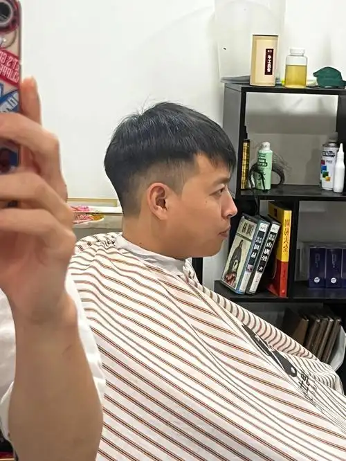 尖鬓角和平鬓角