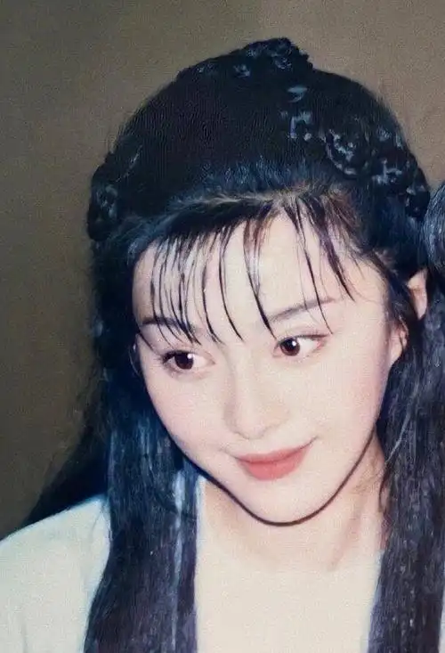 范冰冰20岁清纯旧照曝光 造型重回"金锁"