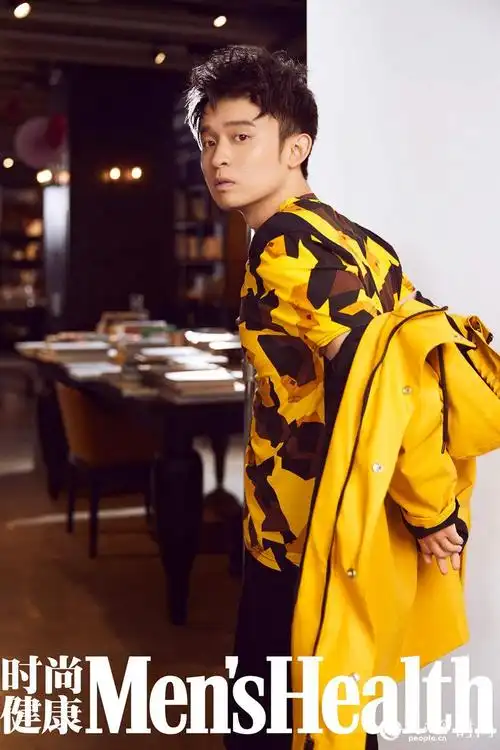 董子健封面大片首秀肌肉 线条硬朗男友力爆棚