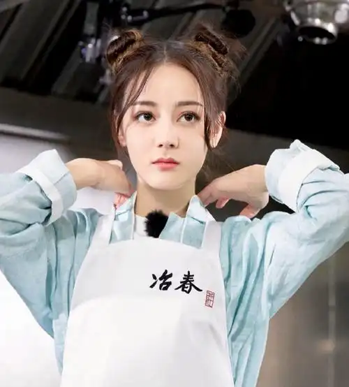 迪丽热巴丸子头尽显不一样的青春活力_高清图集_新浪网