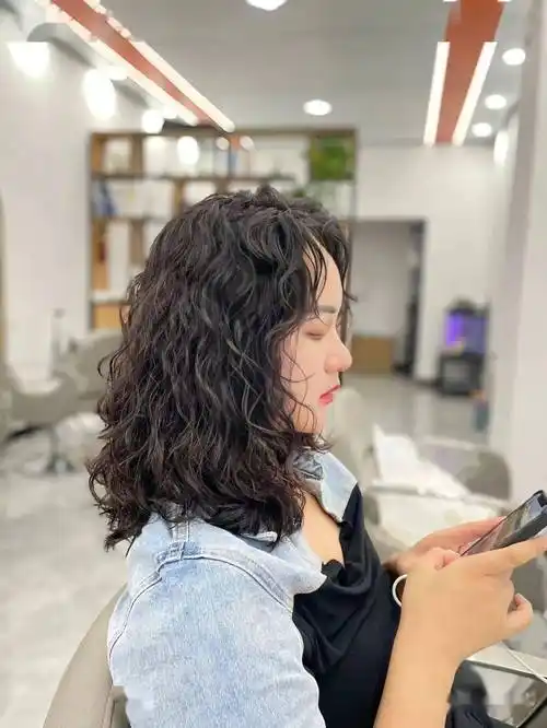 年底"全头烫,羊咩咩卷发"_发型_中国_人类