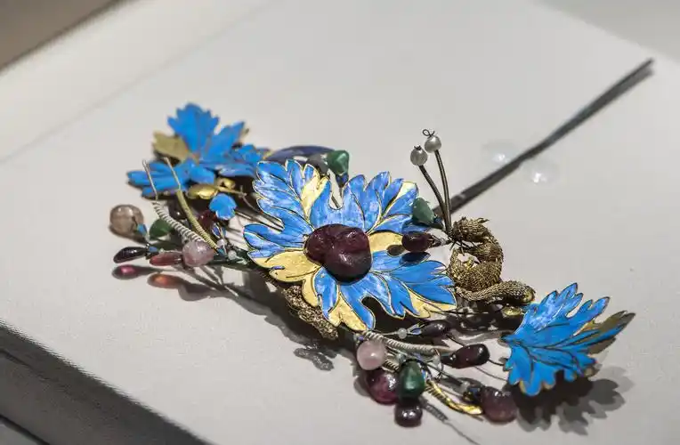 故宫博物院藏· 清代银镀金点翠松鼠葡萄纹簪_高清图集_新浪网