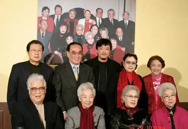 五年后的2009年的一天,在儿子撮合下,庞学勤与妻子杨洸曾经的闺蜜高山