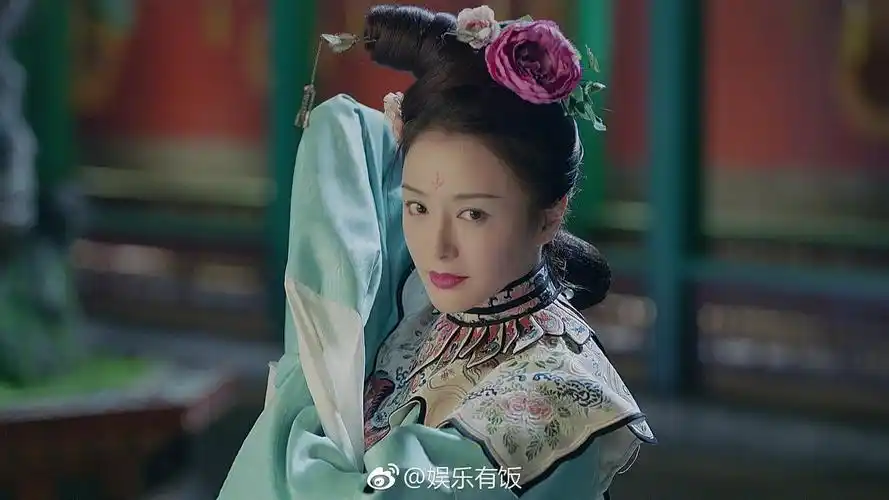 今晚《延禧攻略》中,@秦岚 玩cosplay扮洛神,水袖飘飘风情迷人,额头