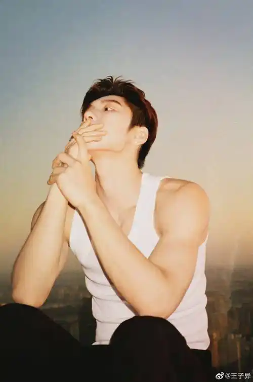 王子异最新写真手臂肌肉线条绝了一整个i住了