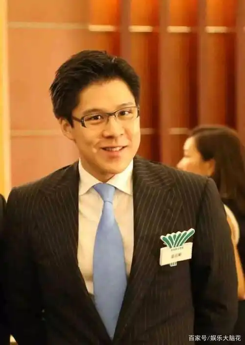 霍启刚戴爆炸头套庆生,和郭晶晶的神仙爱情我慕了