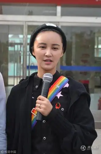 张歆艺素颜现身做公益.