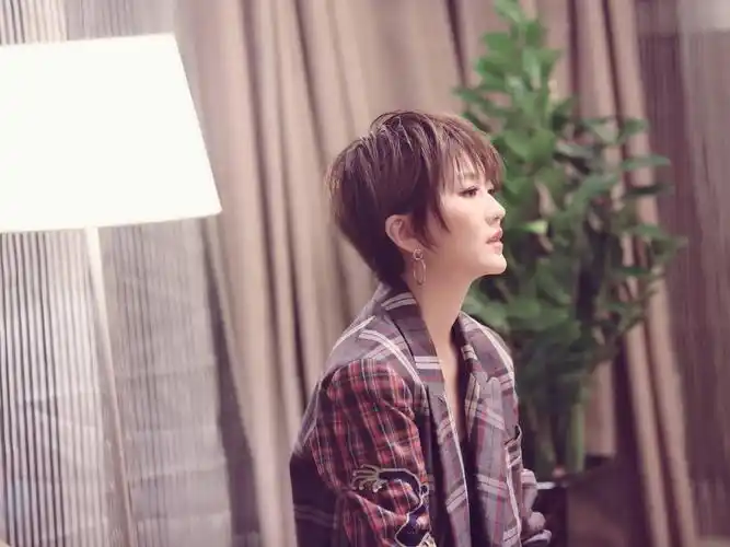 蔡淳佳短发写真清新迷人 西装阔腿裤前卫帅气