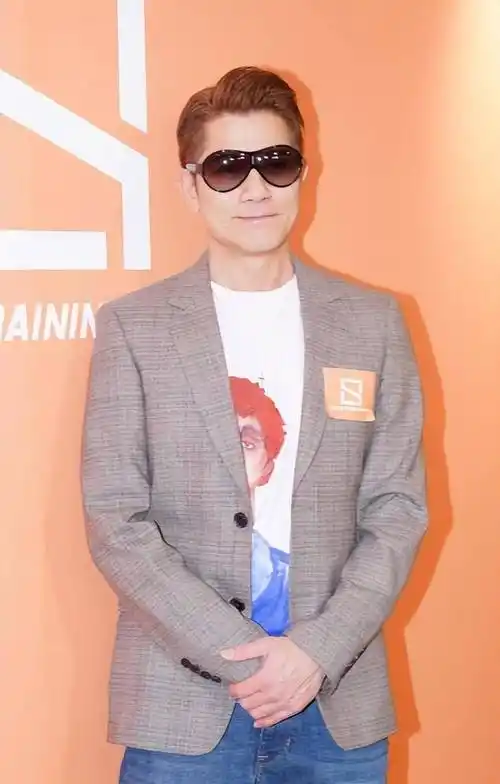 郭富城现身香港活动,以潮流服饰展现永恒风格,经典造型引发网络热议