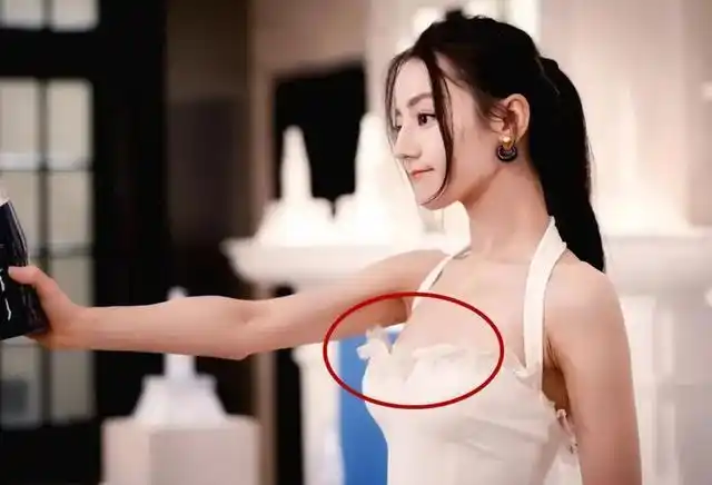 担心走光出镜手捂胸口的迪丽热巴至于被说不敬业吗