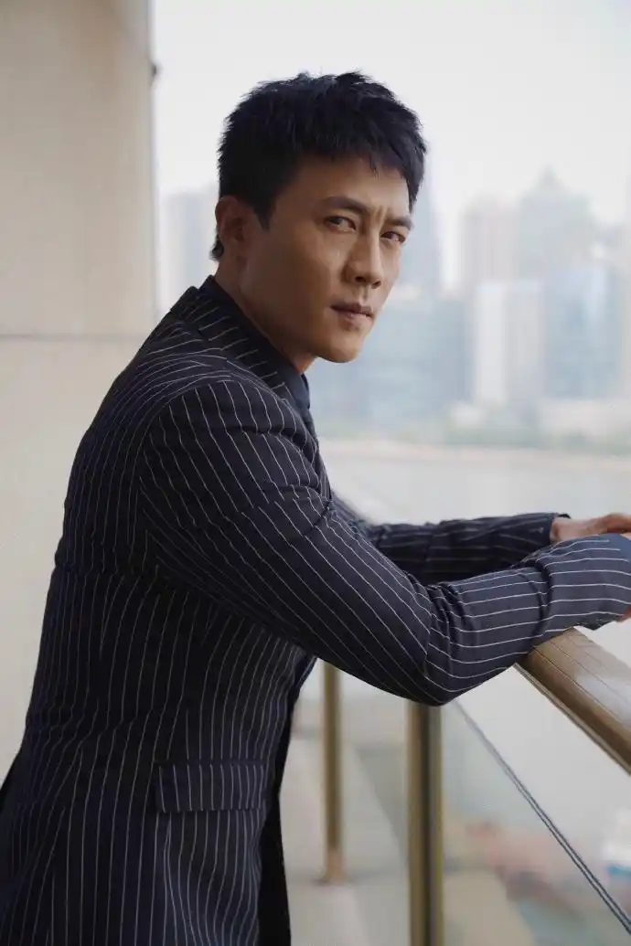 杜淳身着黑色条纹西装携电影《八佰》亮相#第22届上海国际电影节#开幕