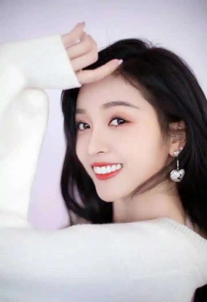 吴宣仪生日写真公开手持积木道具童趣可爱