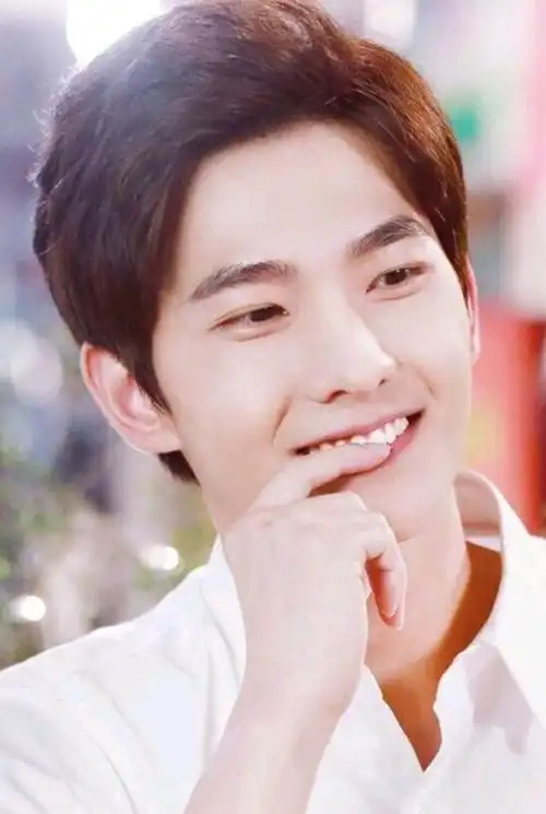 导语:近日,《我的人间烟火》杀青路透,画面中的杨洋笑得好开心,从他和