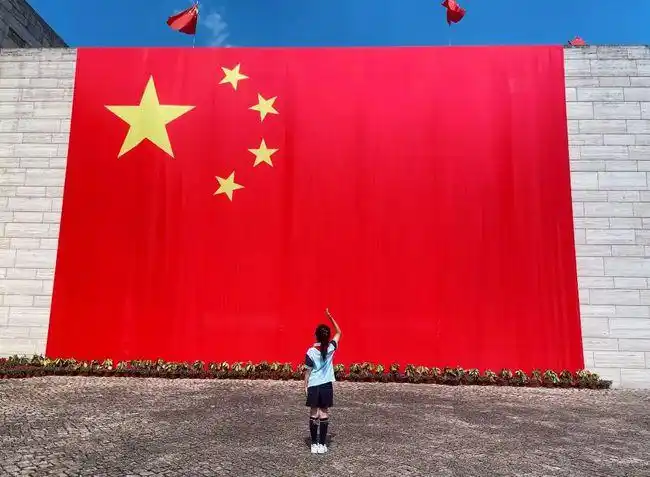 家门,以创意照片祝福祖国,与国旗同框,向国旗敬礼良渚第一小学假期里