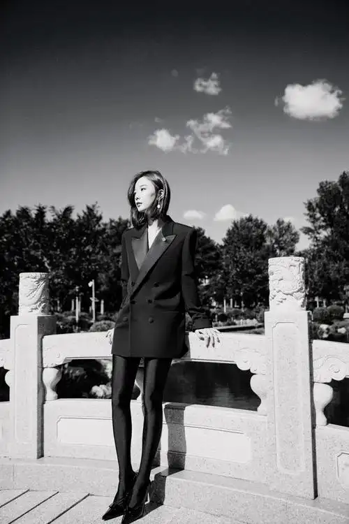 王珞丹长春电影节开幕式造型释出 身着黑色西装大长腿十分吸睛_凤凰网