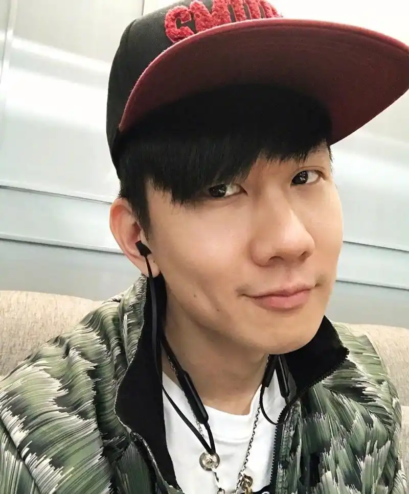 林俊杰因演唱会繁忙,提前和母亲过节,粉丝:还是多陪陪老妈吧!