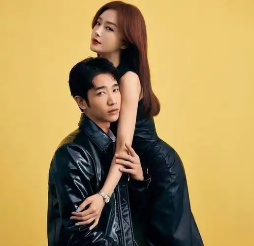 秦岚保养太好了,与小7岁刘以豪同框也甜蜜,无年龄差甜到要掉牙_造型