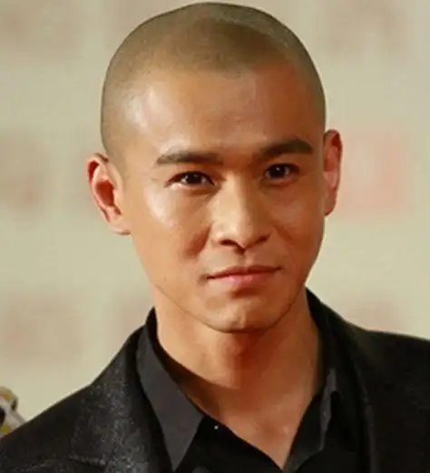 当然小编最后总结一点,若要光头好看,帅气,头型是重中之重,光头造型