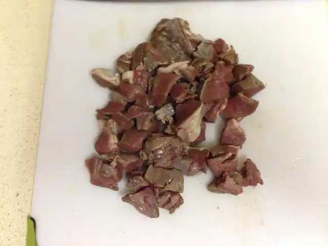 下锅下猪心,盖上盖子,煮.我习惯性地下了点姜.