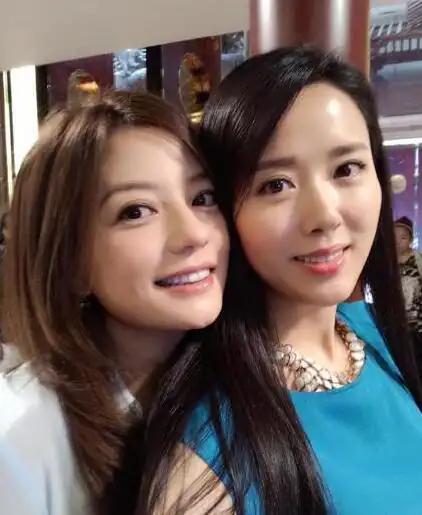 图赵薇北影同班同学七月相聚与老公黄有龙亲密相拥