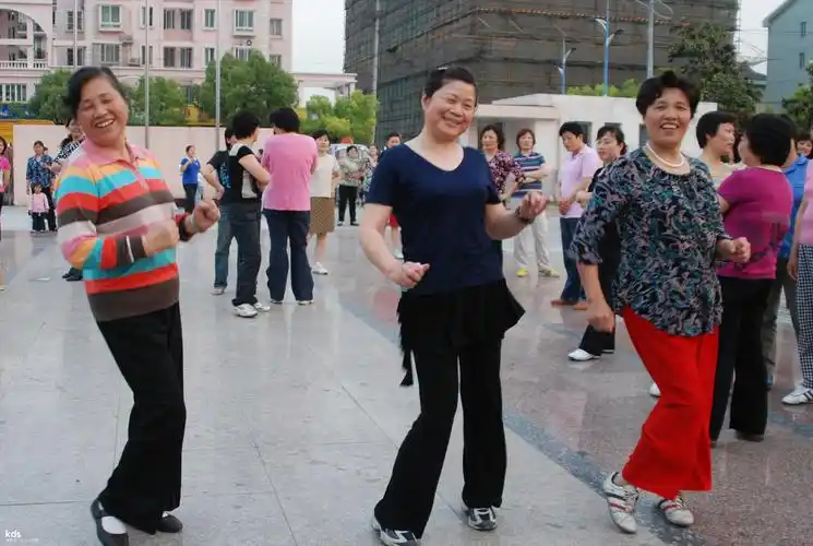 主题:大妈健身跳广场舞被泼粪 当事人:凭啥不让跳