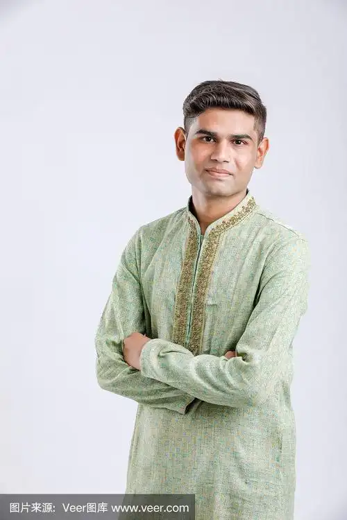 穿着民族服饰的印度男人