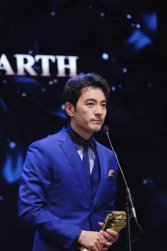 李光洁宝石蓝西装亮相中美电影节实力斩获最佳男配角奖