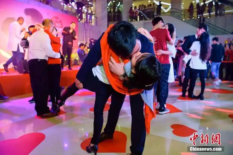 海口情人节接吻大赛20对情侣夫妇秀高难度亲吻